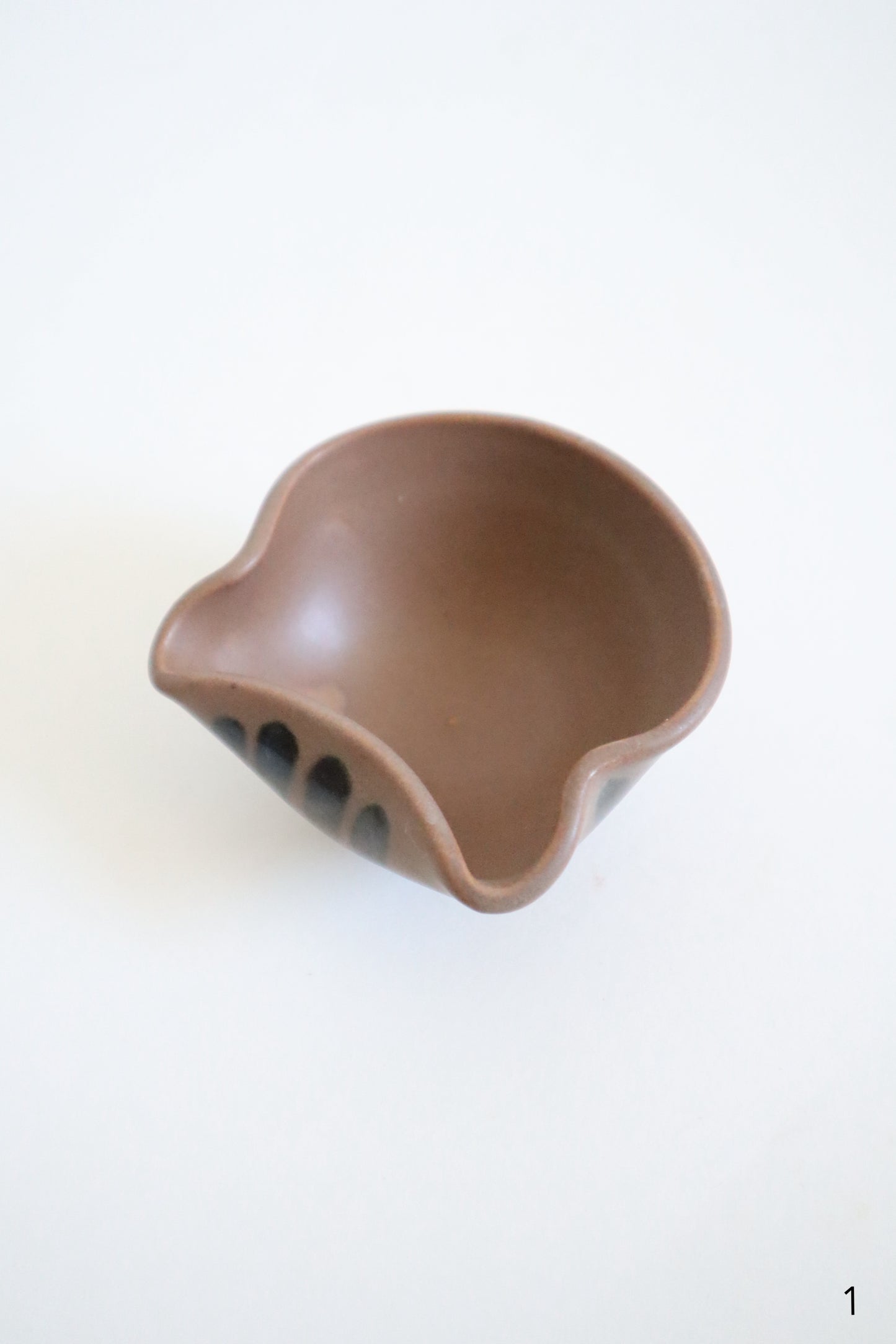 small brown cat dishes